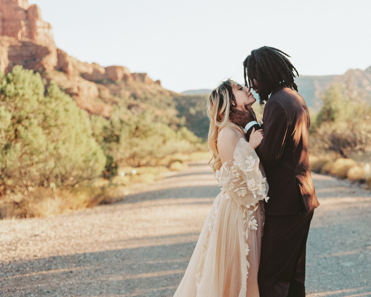 sedona-couple-backroad-film-photo