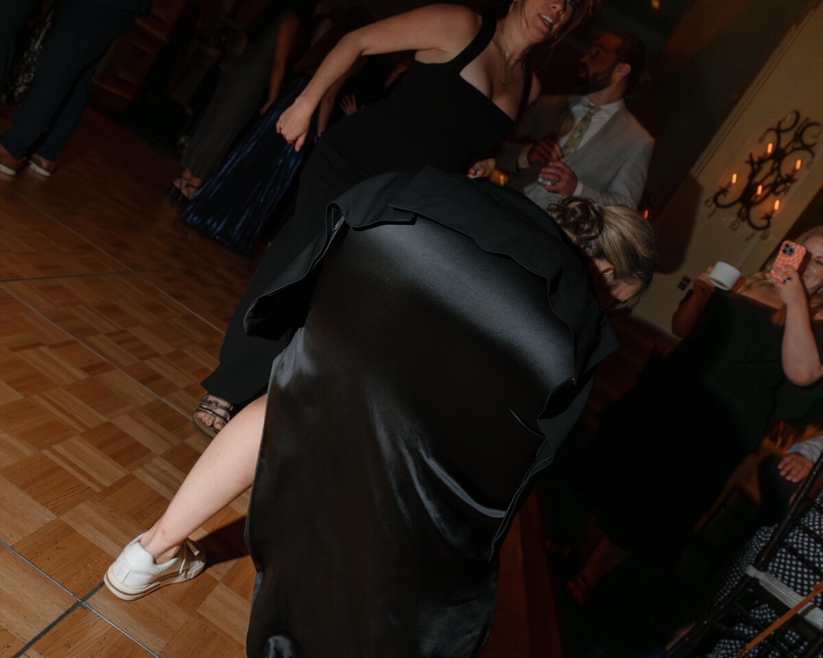 wedding-guest-dancing-twerking