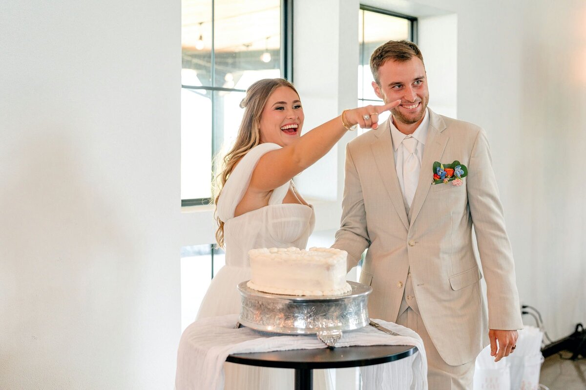laughing-cake-bride-groom