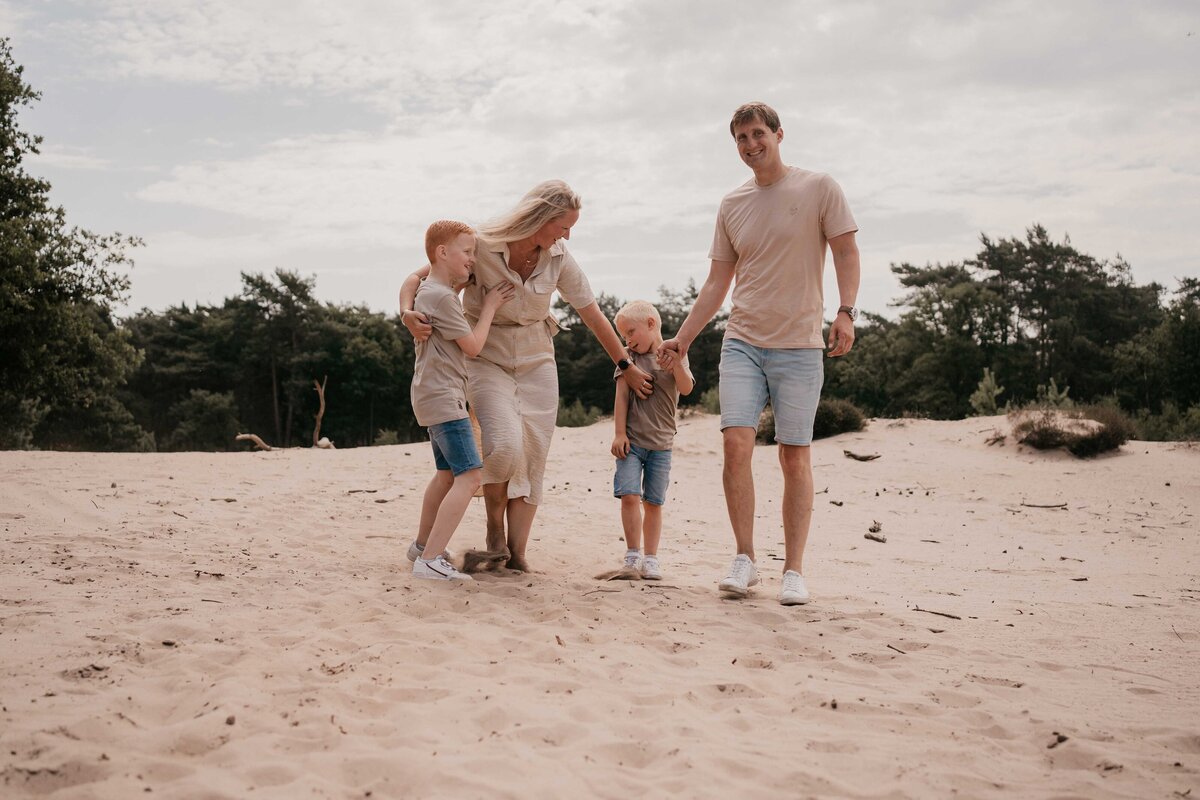 liefdevolle-gezinsfotografie-laren-duinen-leukfotografie (47 van 114)