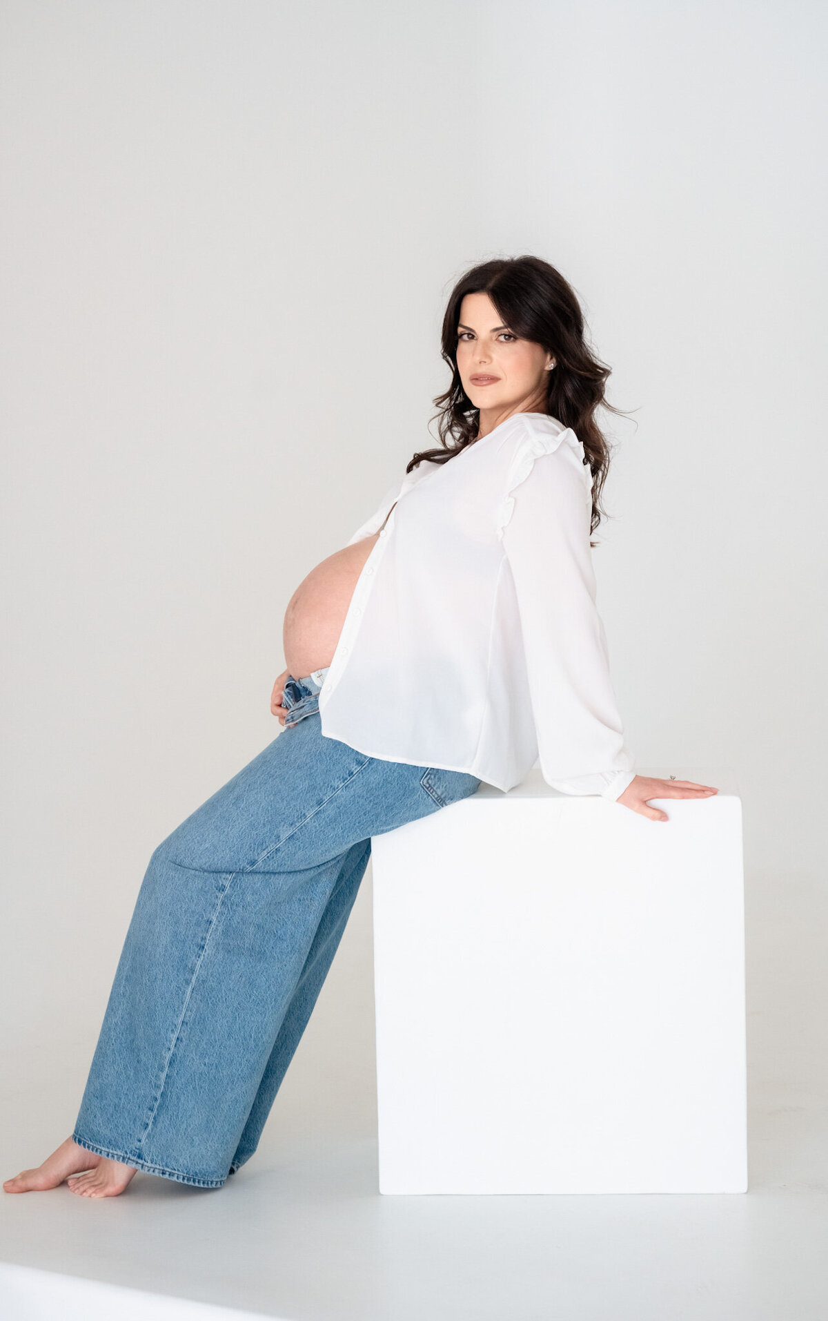 emmiclaire-maternity-sitting-pose-studio-jacksonville
