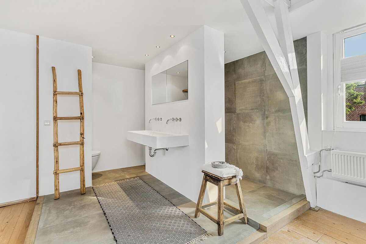 interieurfotografie-moderne-badkamer-wit-grijs-hout kopie