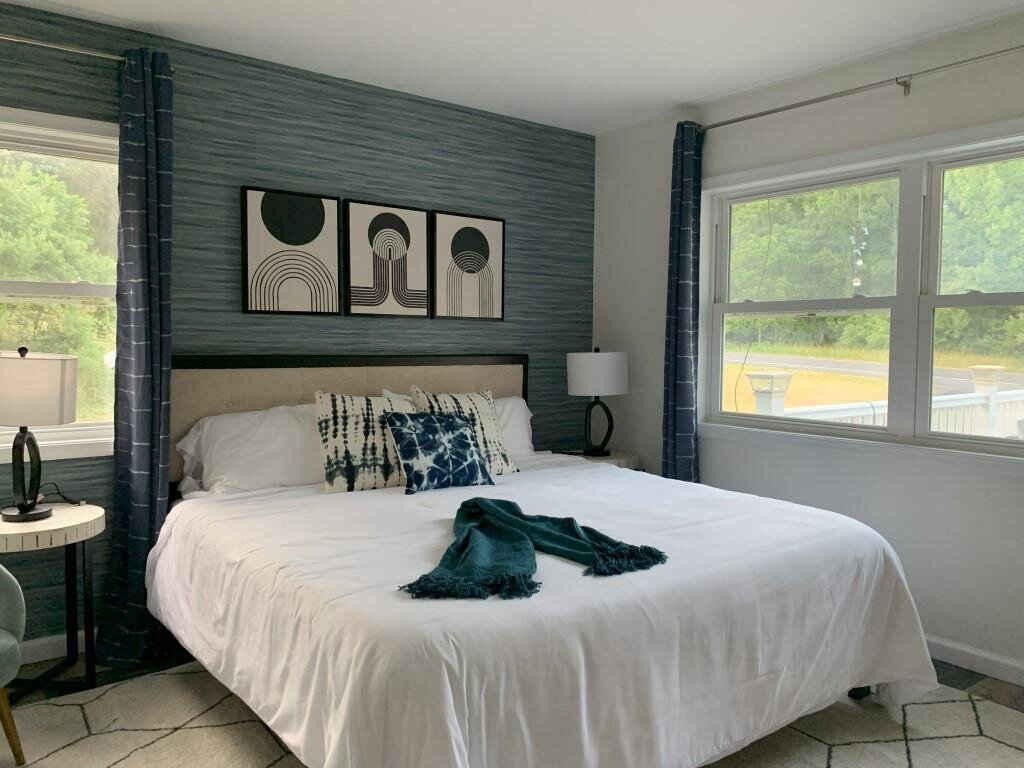 Kelly DeTommaso Elegant Transitions Model 55 Pocono Mountains AirBnB Home Staging (4)