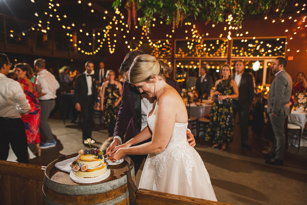 saltwater-farm-vineyard-wedding-cake-nightingale-wedding-and-events