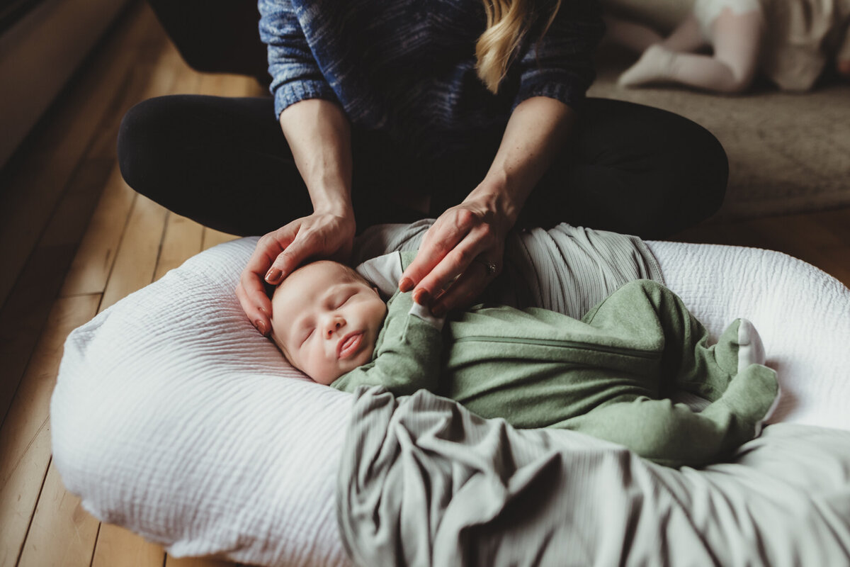 Lindsay-wilson-photography-in-home-newborn-24