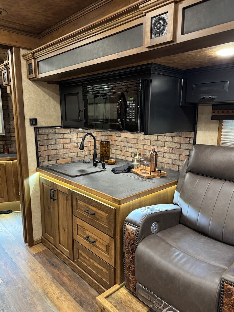 luxury-living-quarter-horse-trailers-trail-boss-conversions-kitchens-16
