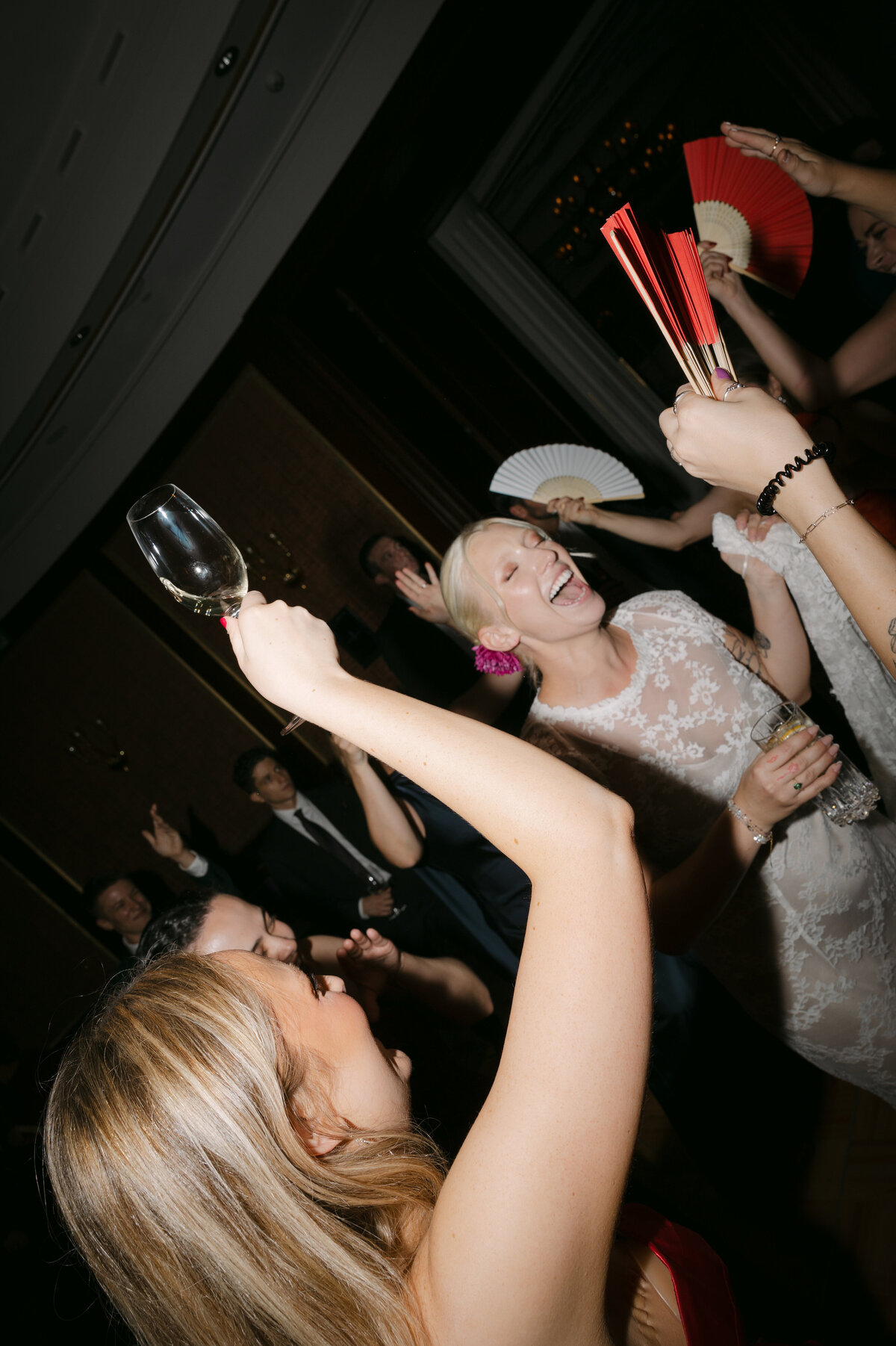 wedding-guests-conversating-having-drinks-with-candles