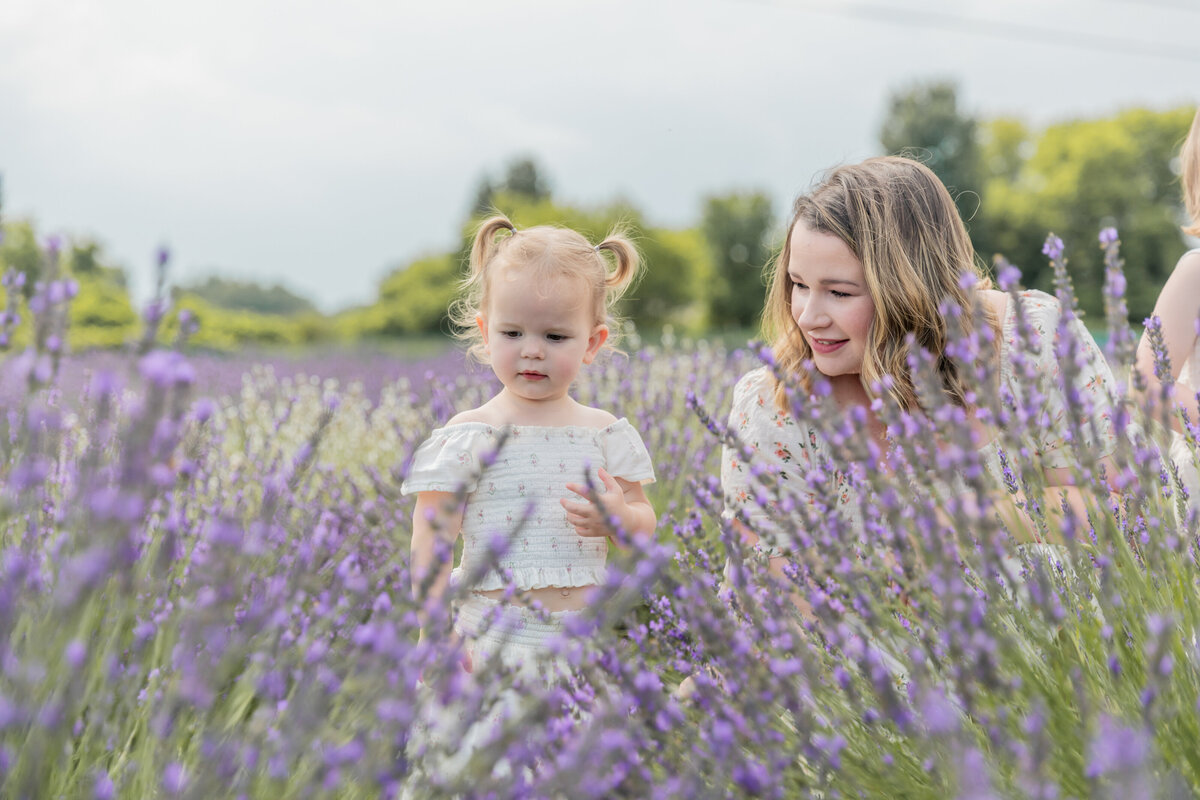 mother-daughter-lavender-fields