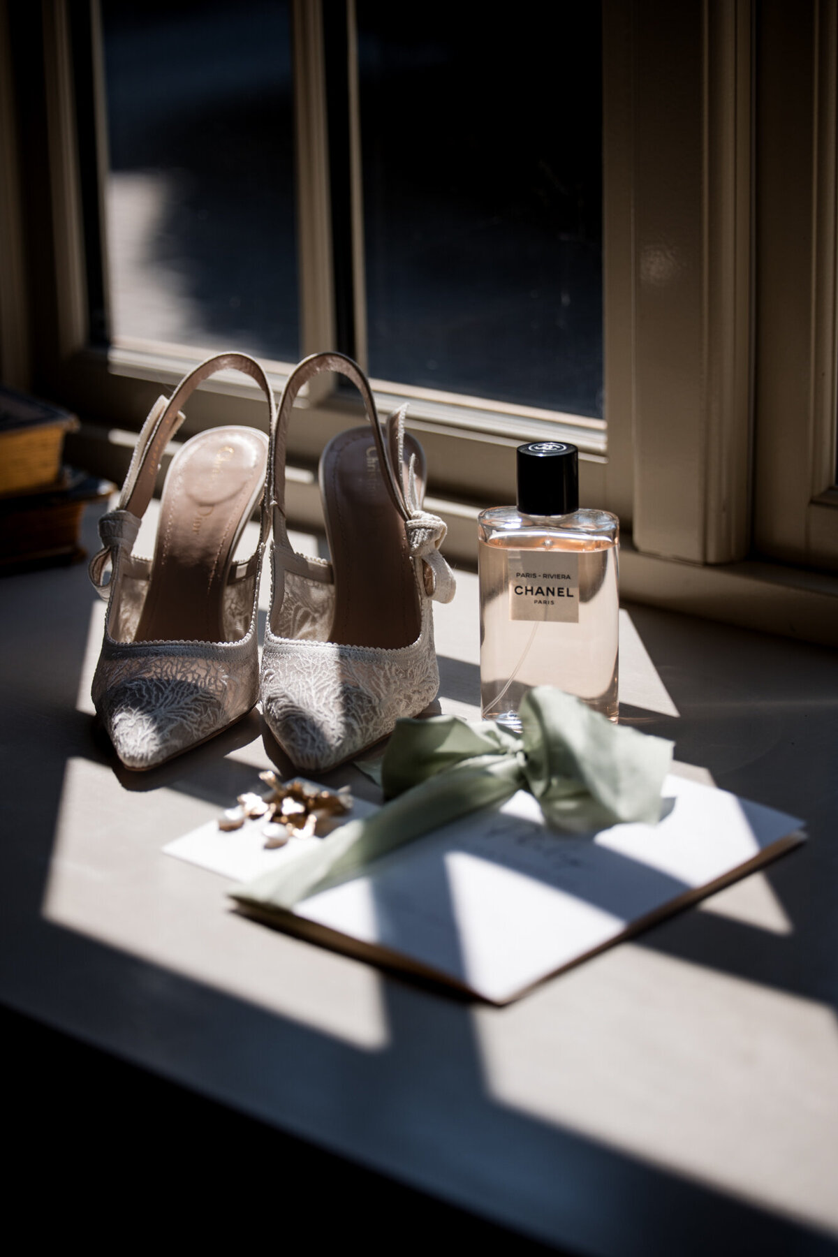 Souliers de mariés Christian Dior - Parfum Chanel - Boucles d'oreille de perles - Voeux - Photographe de mariage