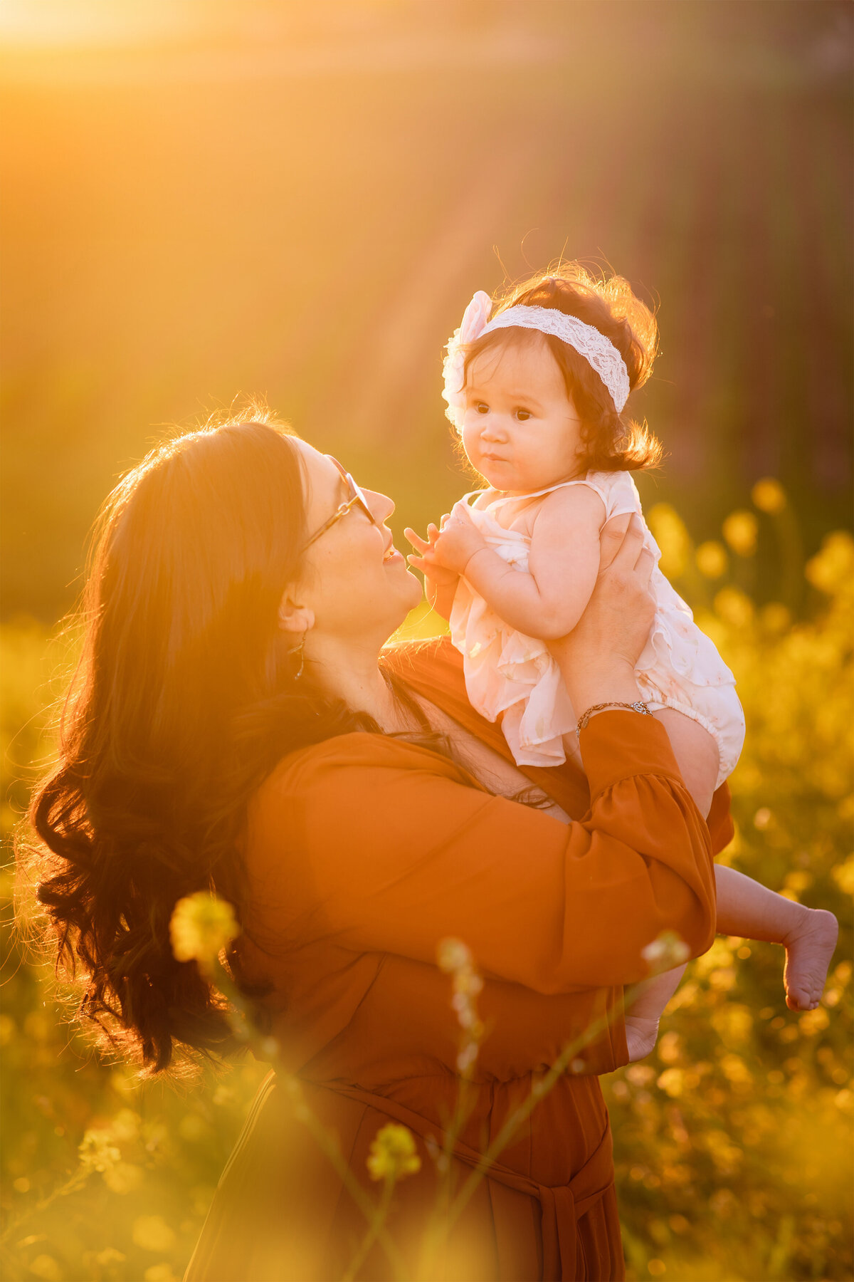 Mother_and_daughter_in_the_field_at_golden_hour
