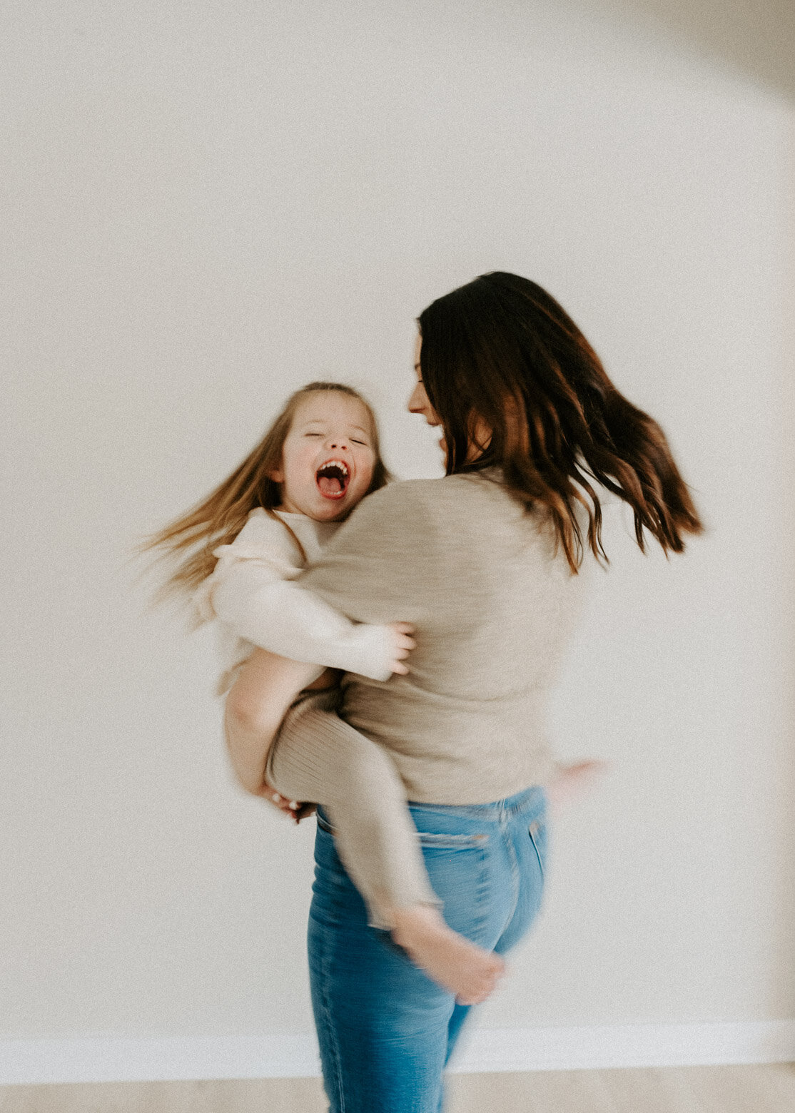 in-home-neutral-modern-newborn-family-session-202