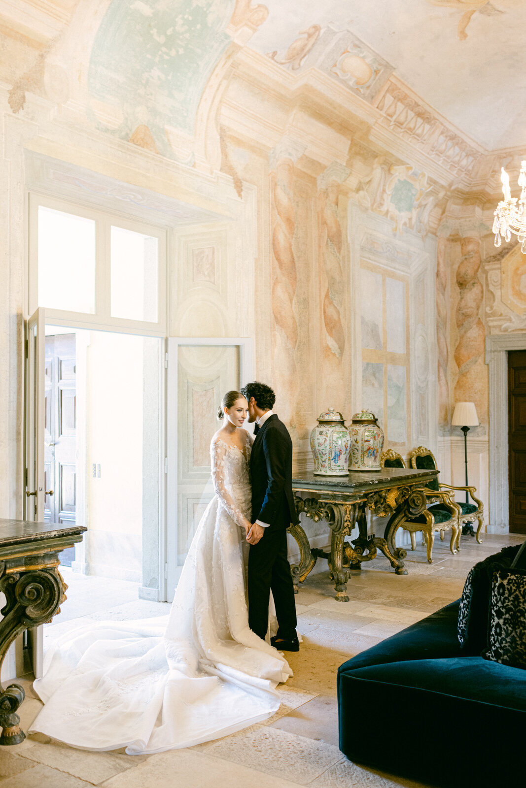 groom and bride in Villa Balbiano