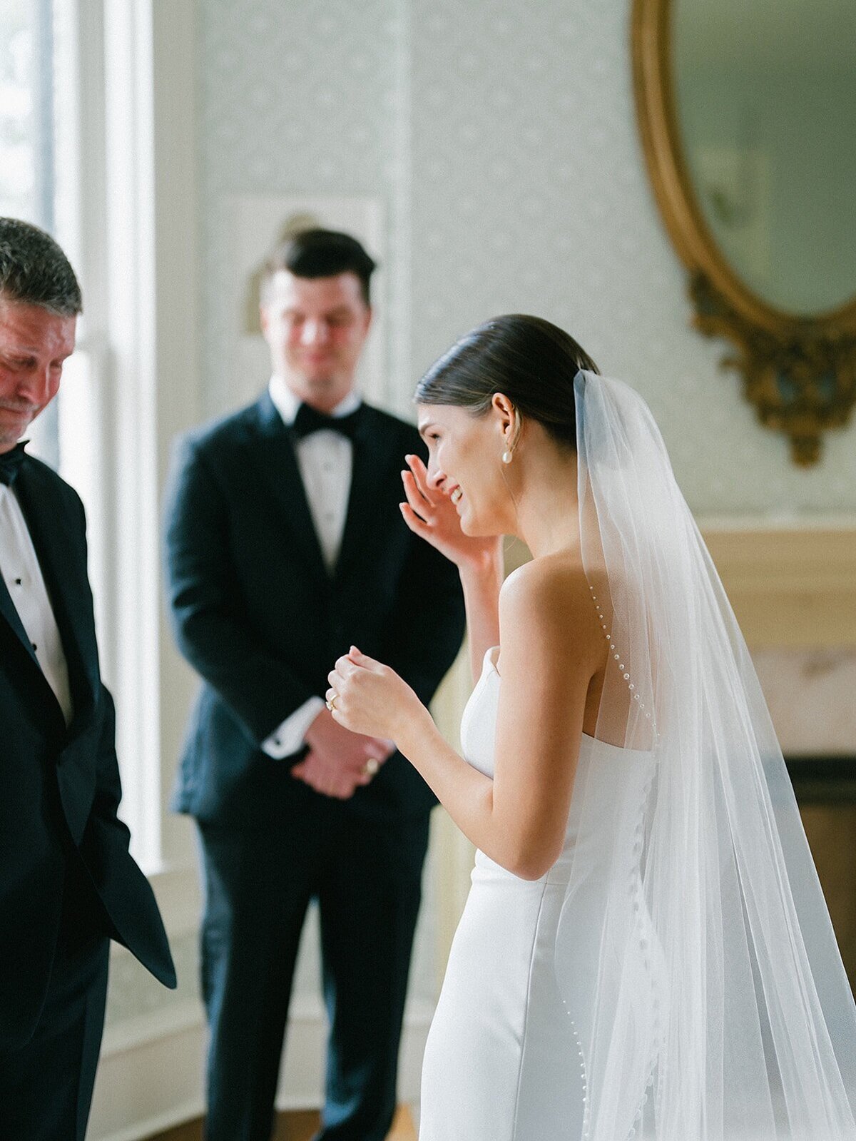 bride-first-look-with-dad