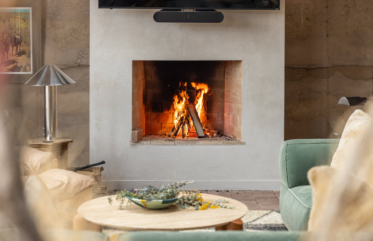 26_MAINHOUSE_lounge fireplace_closeup