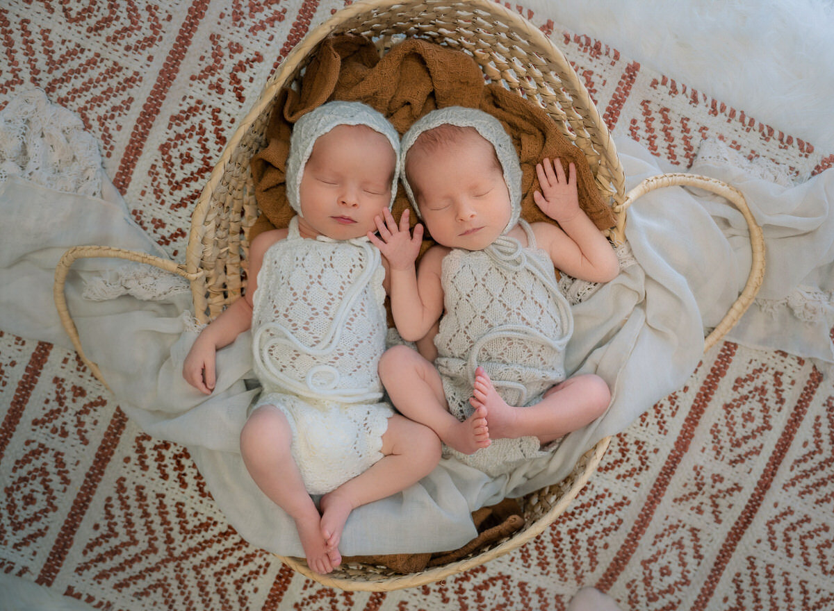 37 Creative newborn photographer Charlotte
with twins