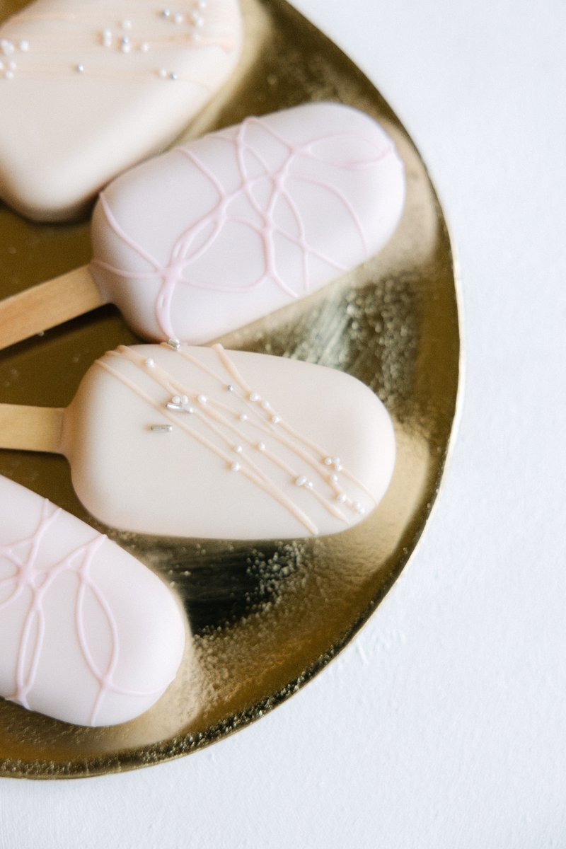 Details of blush and peach cakesicles design by ECLAT Destination Weddings for a luxury wedding in Provence