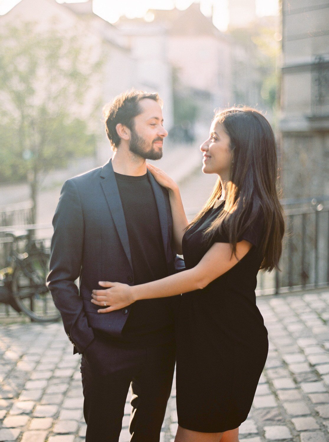 Engagement-session-paris-couple-wedding-photographer-montmartre-3