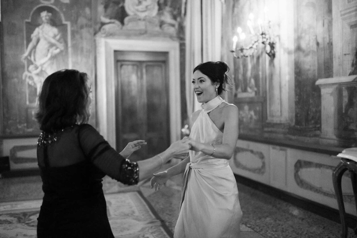 Flora_And_Grace_Editorial_Venice_Analog_Editorial_Wedding_Photographer (1 von 1)-132