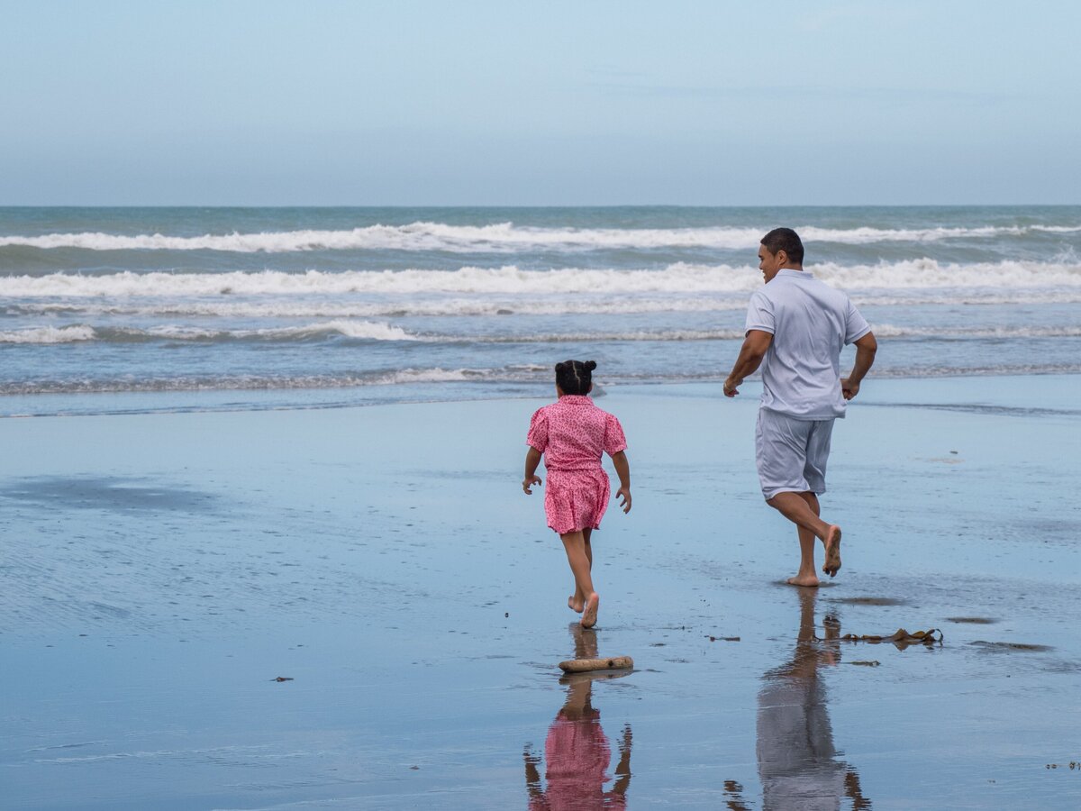lifestyle-family-session-new-brighton-beach-christchurch-photos-with-river-7