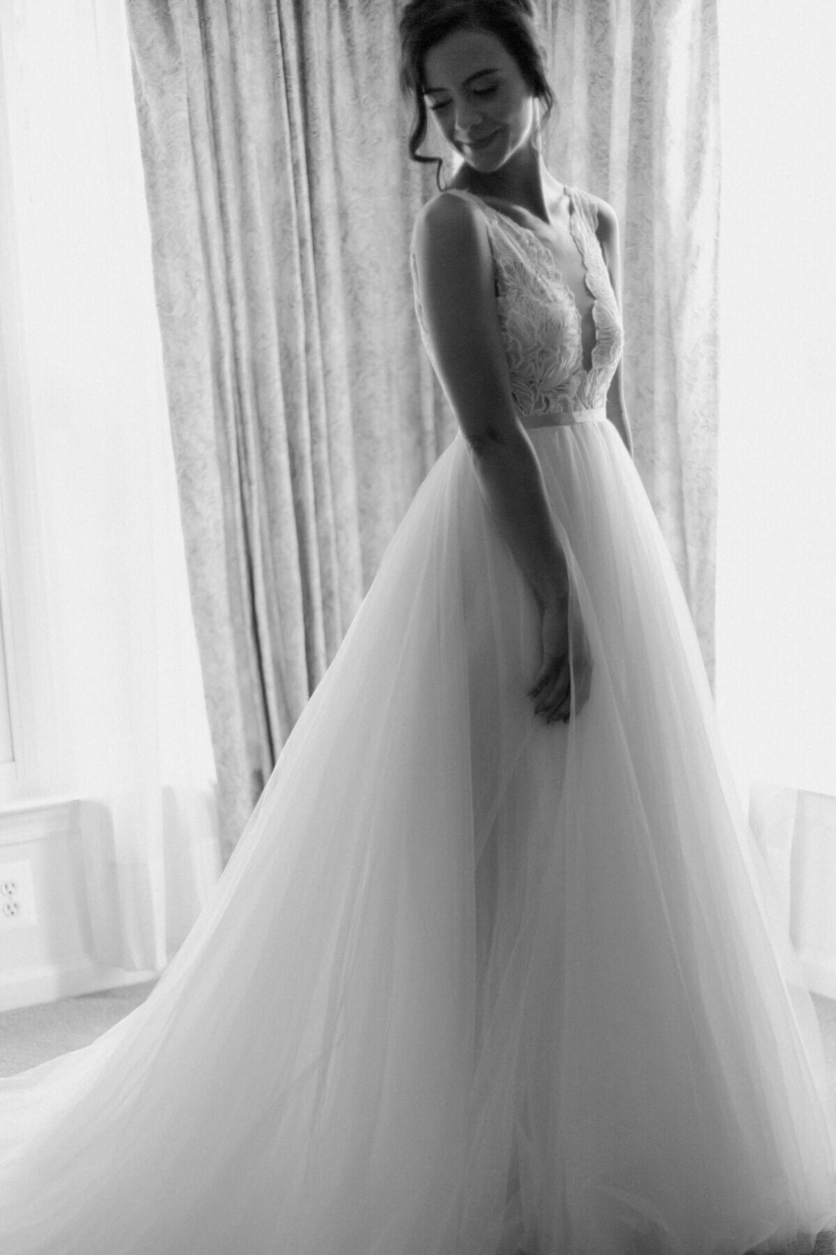 5-kara-loryn-photography-bride-and-her-wedding-dress
