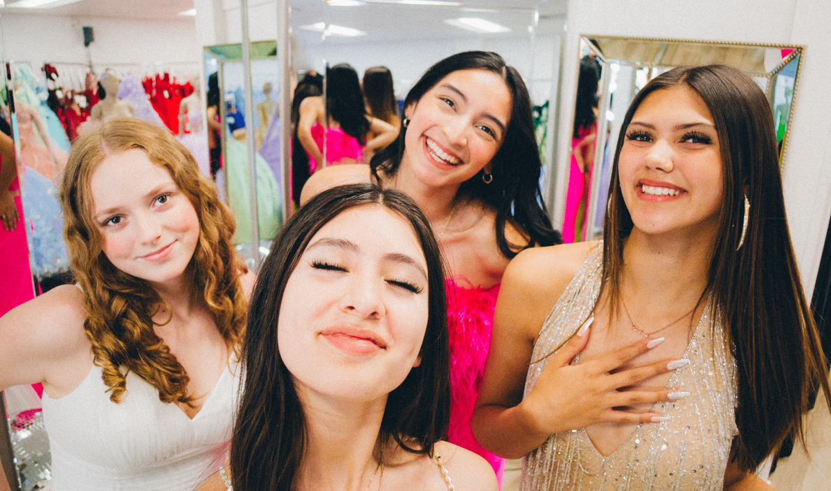 Shopping Friends Selfie | Lucia Isabel