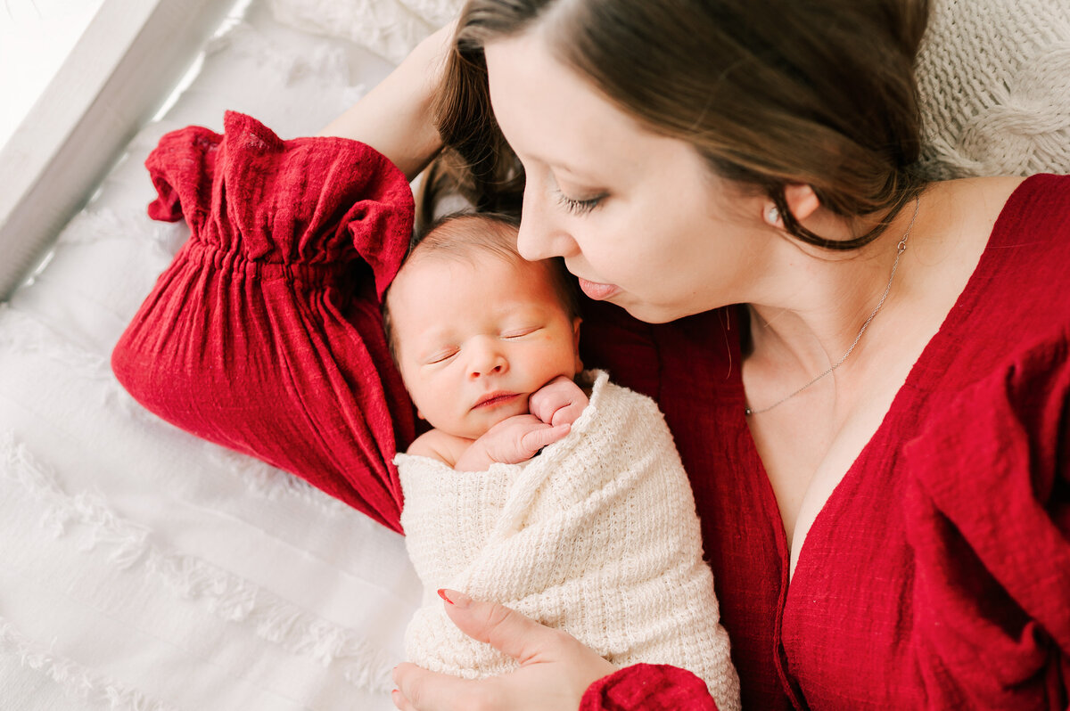 Springfield Mo newborn photographer captures mom laying with newborn