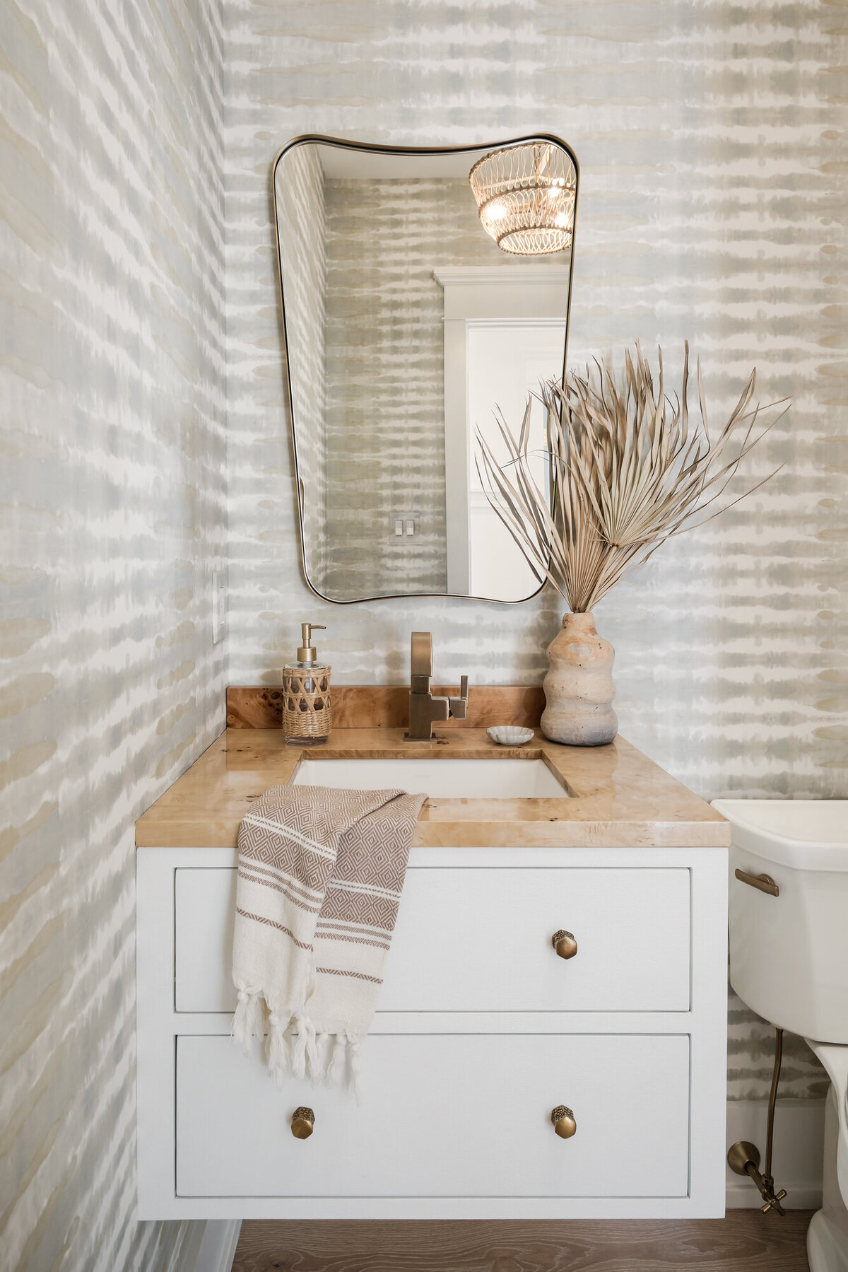 88th_Powder_Room_01-B-LO