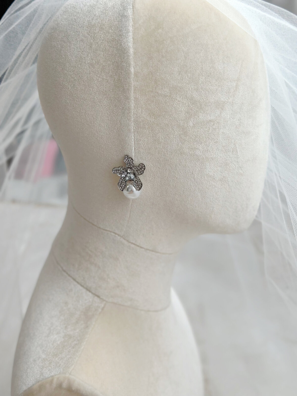 Luxurious pearl choker necklace adorned with fine crystal details
