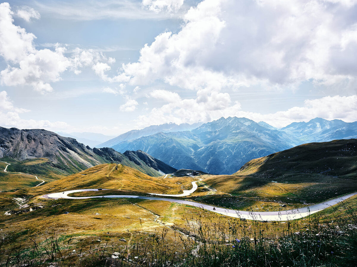 Kurvige Alpenstraße mit Weitblick über die Hohen Tauern, aufgenommen vom Fotograf aus Österreich – Spezialist für Alpenlandschaften