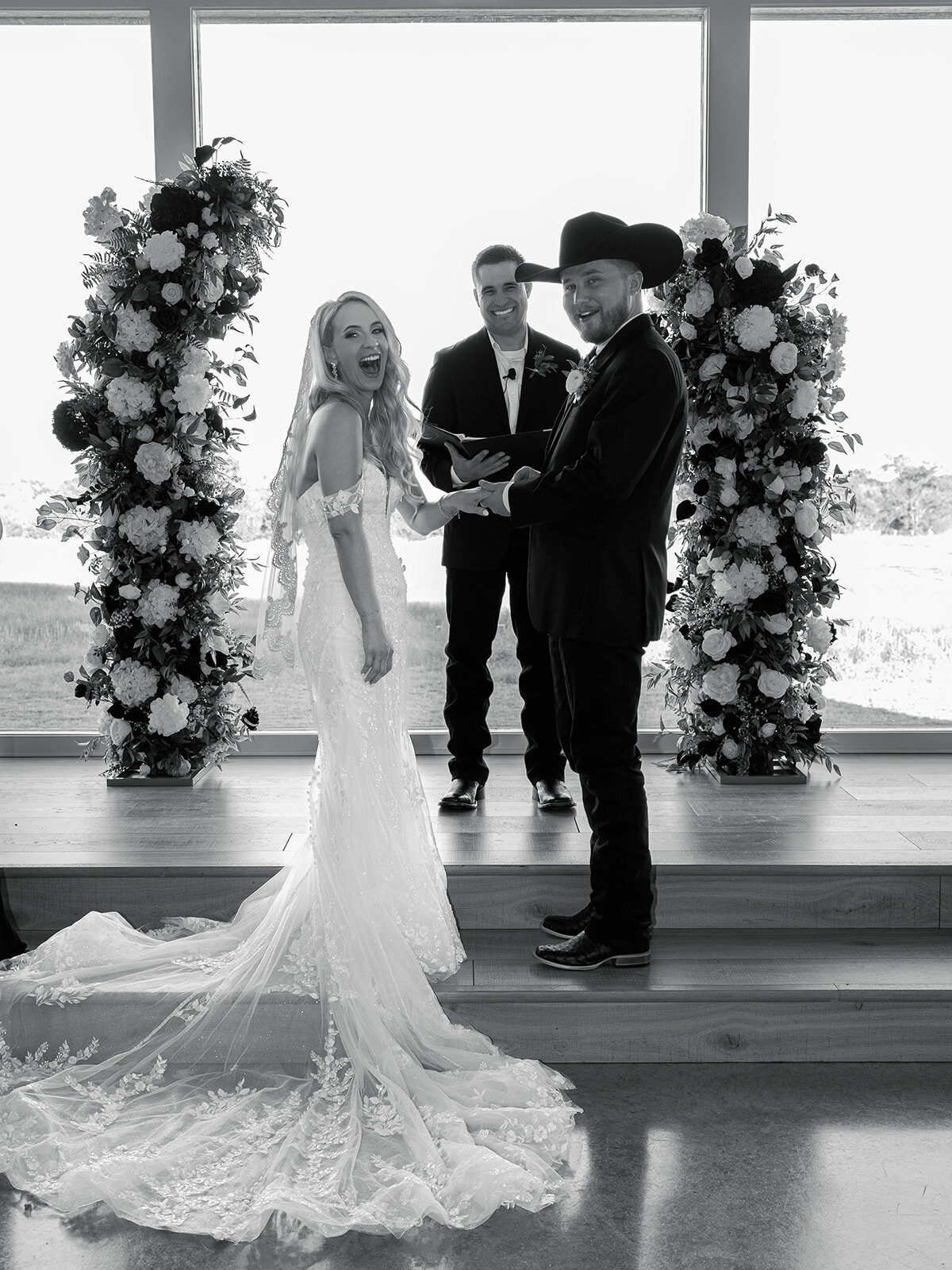 2025-10-11_DykesWeddingPreviews_MollyMurphyPhotography-61