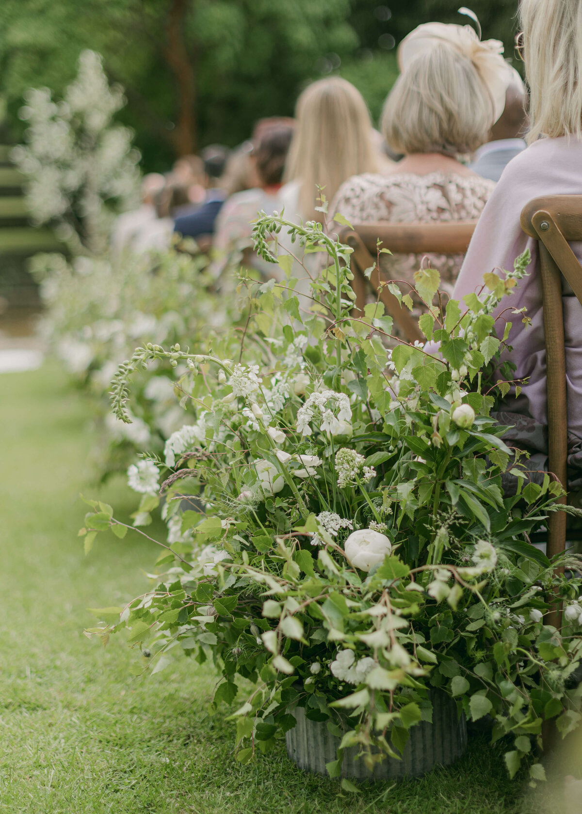 chloe-winstanley-weddings-cotswolds-cornwell-manor-outdoor-ceremony-flowers-aisle