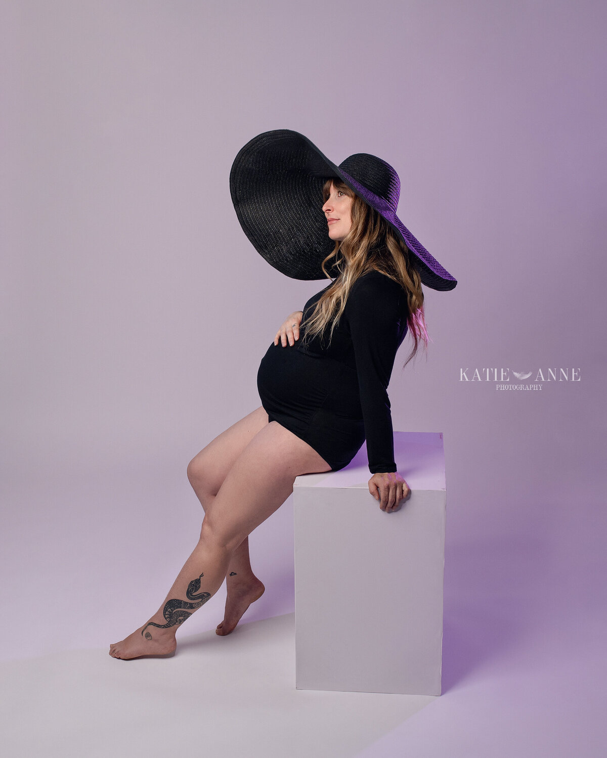 Lady in big black hat for maternity session, Southern Oregon photographer