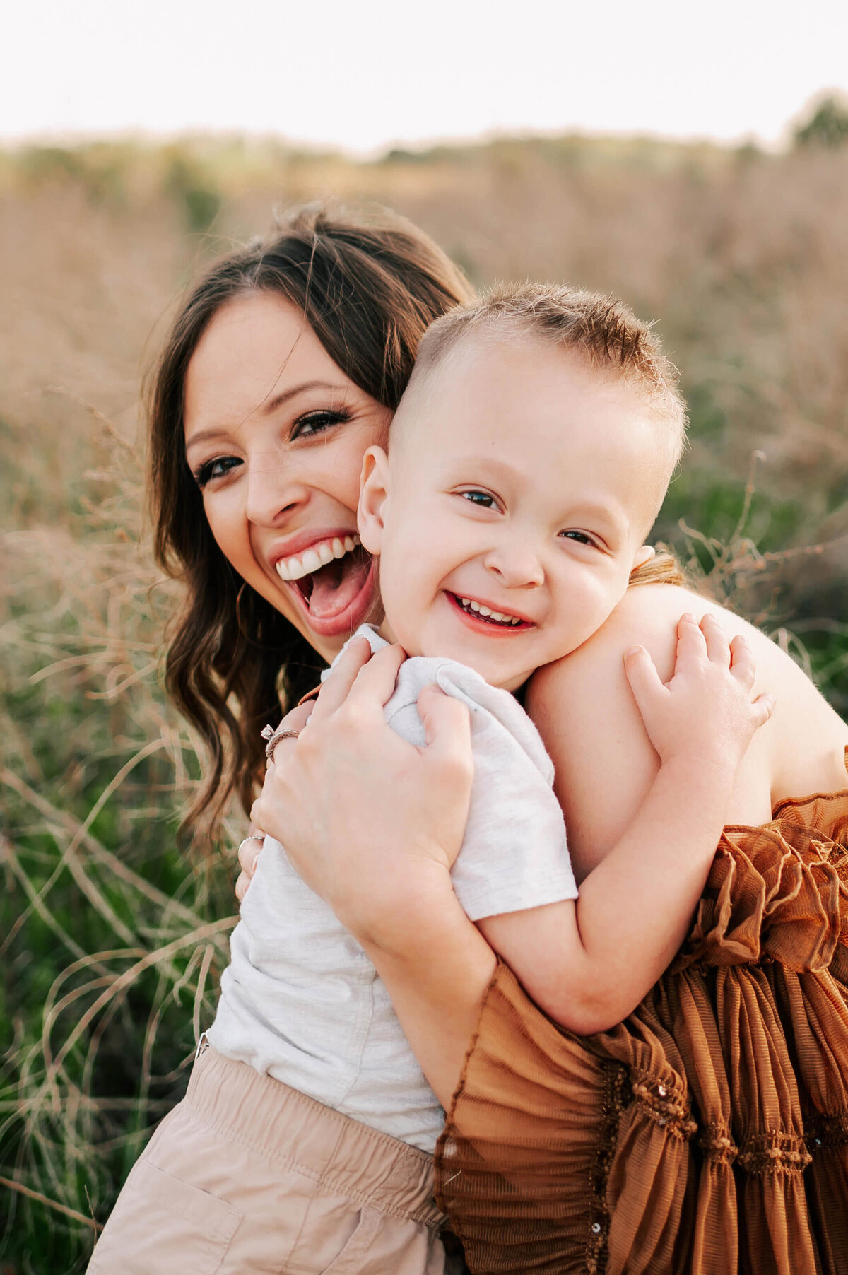 Springfield MO family photographer Jessica Kennedy of The XO Photography captures mom and son hugging in field