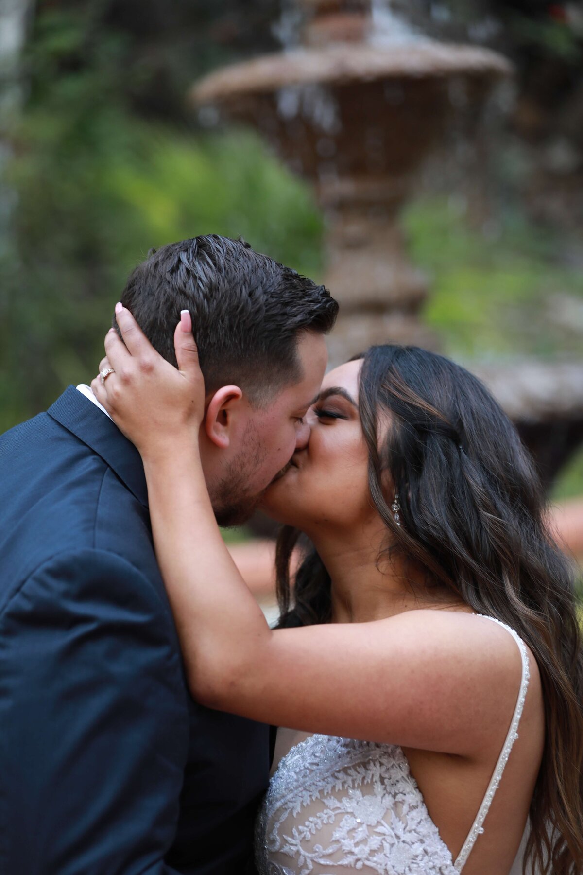KS-Gray-Photography-newport-beach-wedding-photographer-bride-and-groom-kissing-in-front-of-fountain
