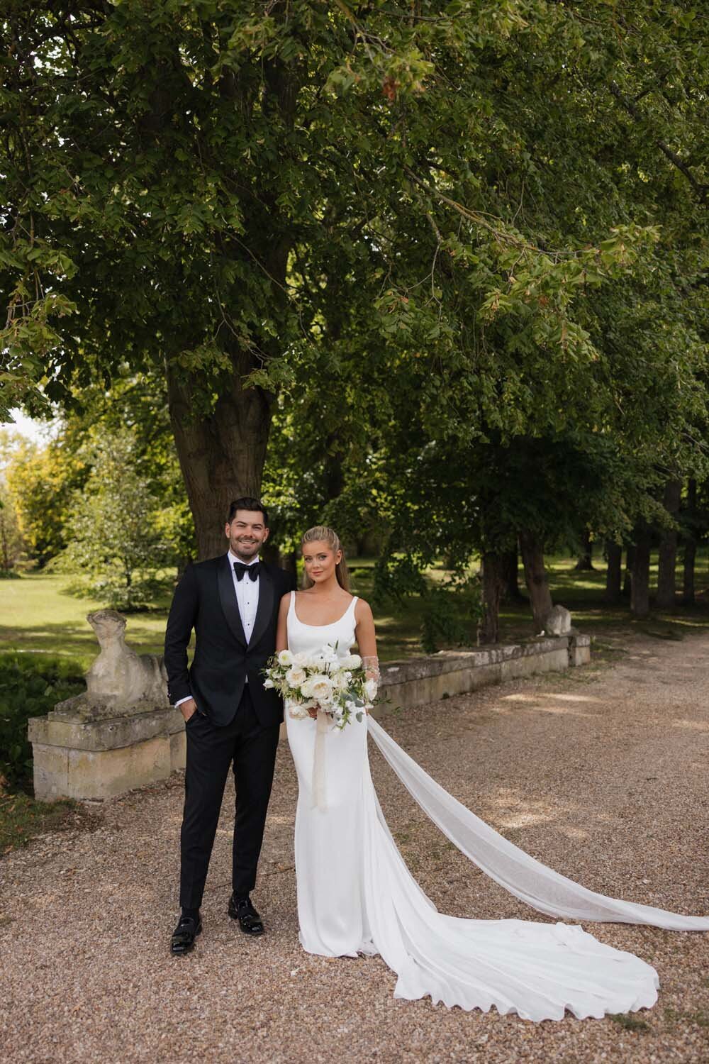 white luxury romance at chateau de Villette for Hannah & dylan Barbour wedding in Paris - Floarl designer Veronique lORRE15