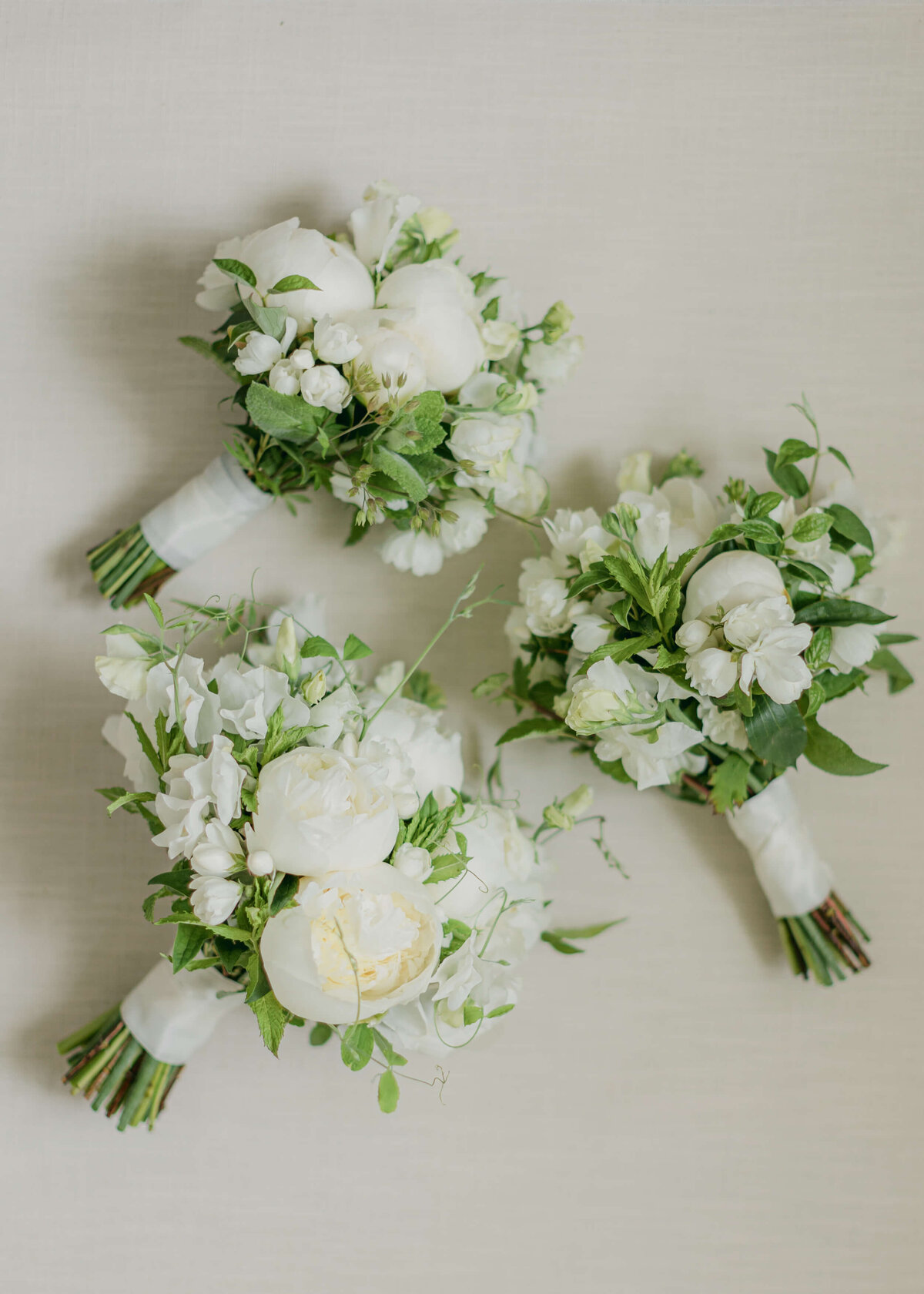 chloe-winstanley-weddings-cotswolds-cornwell-manor-boquets-green-white