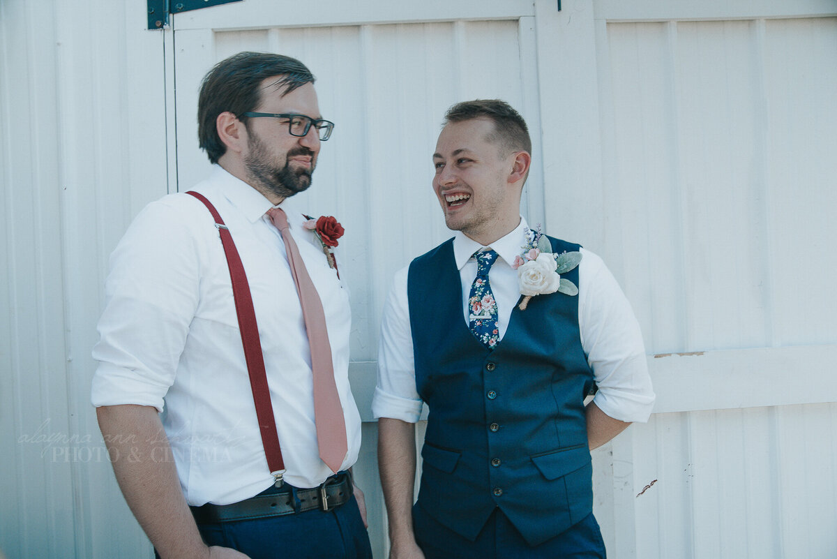 bridal party _ alaynna ann schwartz _ harpors vinyard _ iowa photographer _ playlife photography_0015