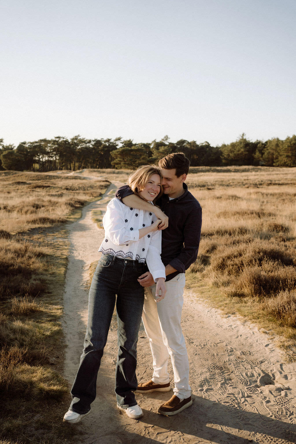 golden hour pre-wedding fotografie in Utrecht, ontspannen en natuurlijk - lief koppel samen 