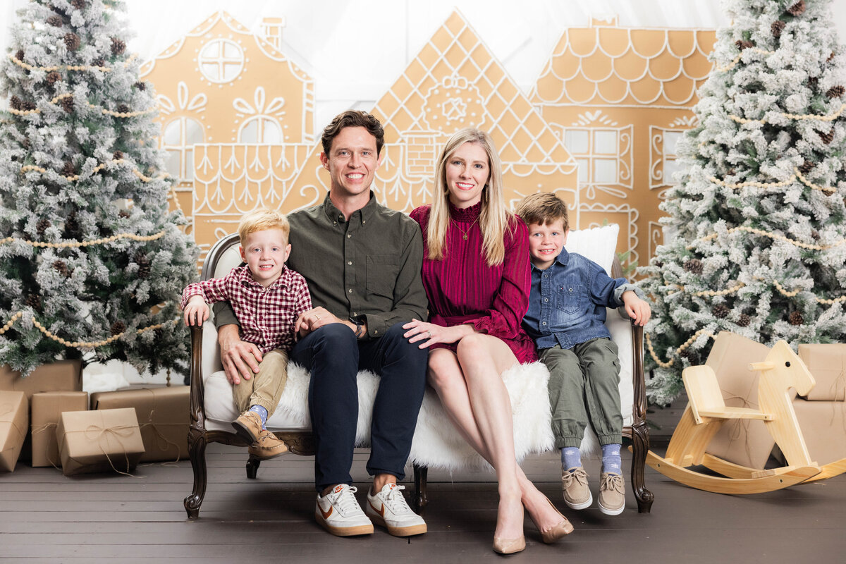 2025HolidayMinis_HundredsofMoments_Promo-7