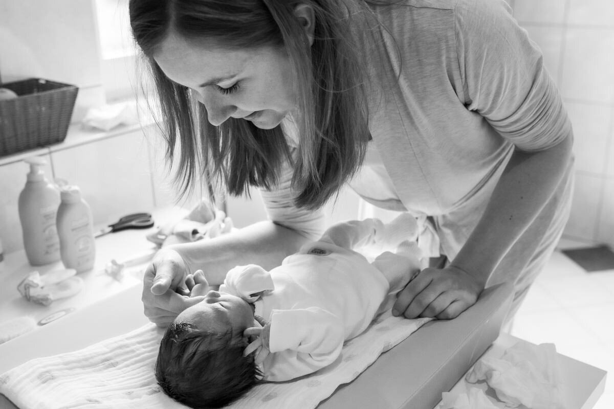 gezinsfoto kraamweek mama en baby liefdevol