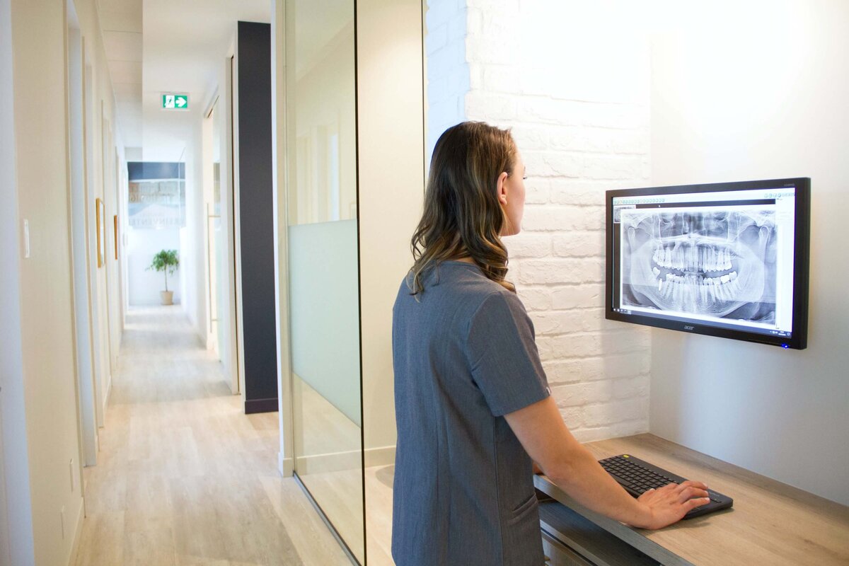 Clinique de dentiste qui regarde des radiographie