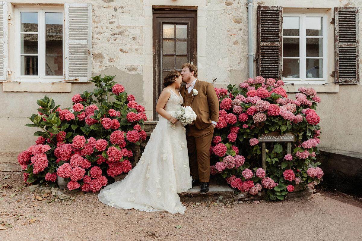 Christine-et-Valentin-couple-mariage-hortensias-roses
