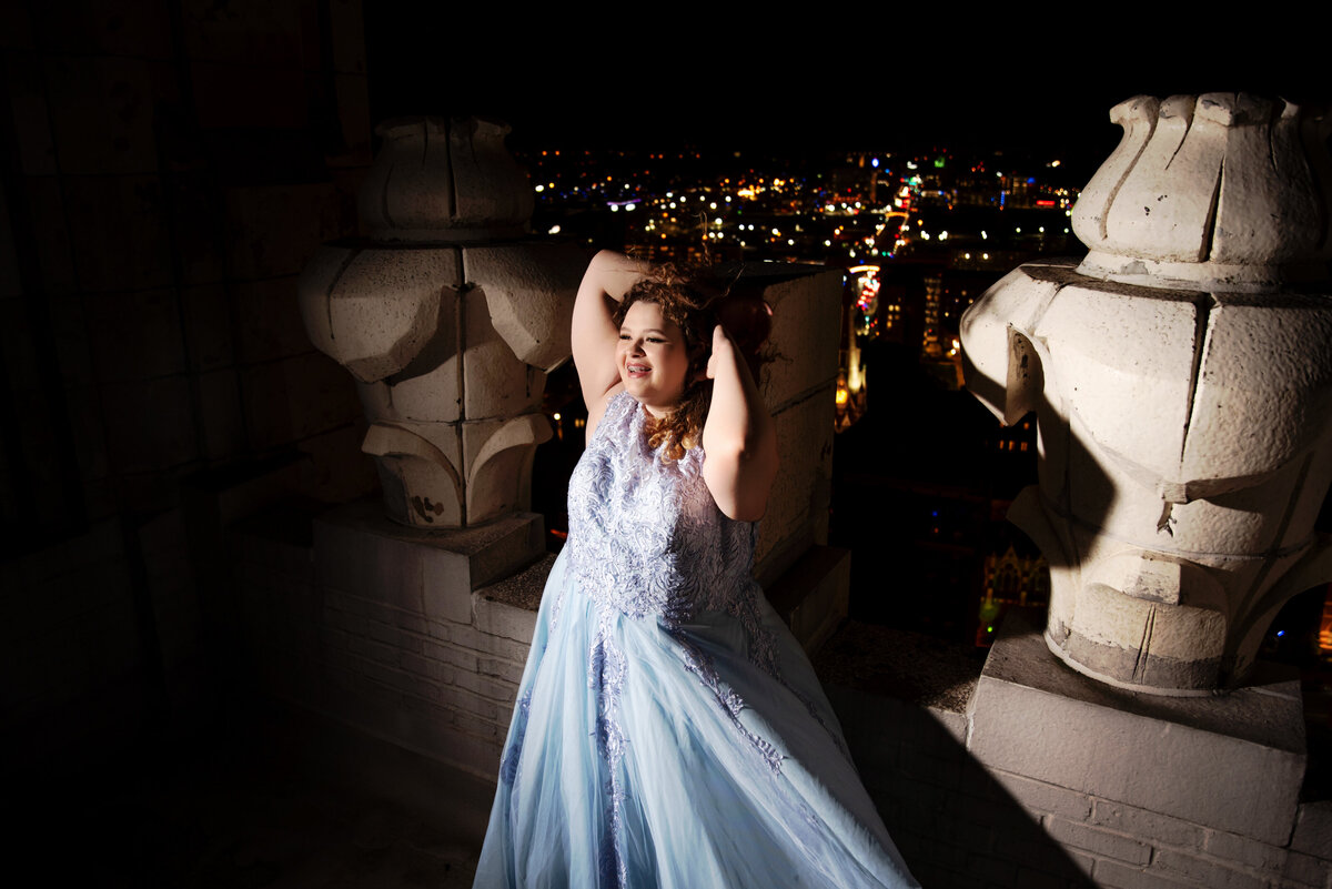 st-louis-senior-photographer-teen-girl-on-city-roof-top-with-direst-light