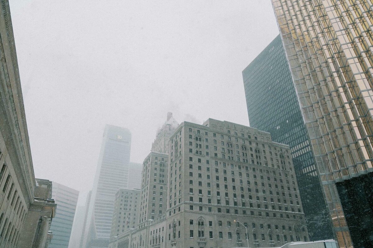 E10-Winter-snowy-engagement-photoshoot-in-Toronto-Zhan-and-Tina-2025-02-16-2500px-1025