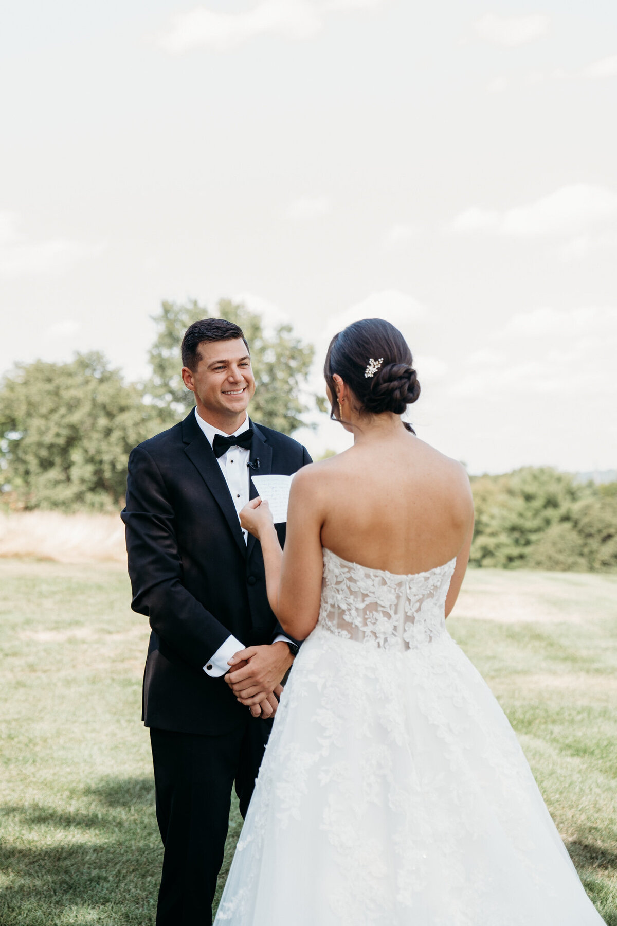 first-look-at-springfield-country-club-wedding-7