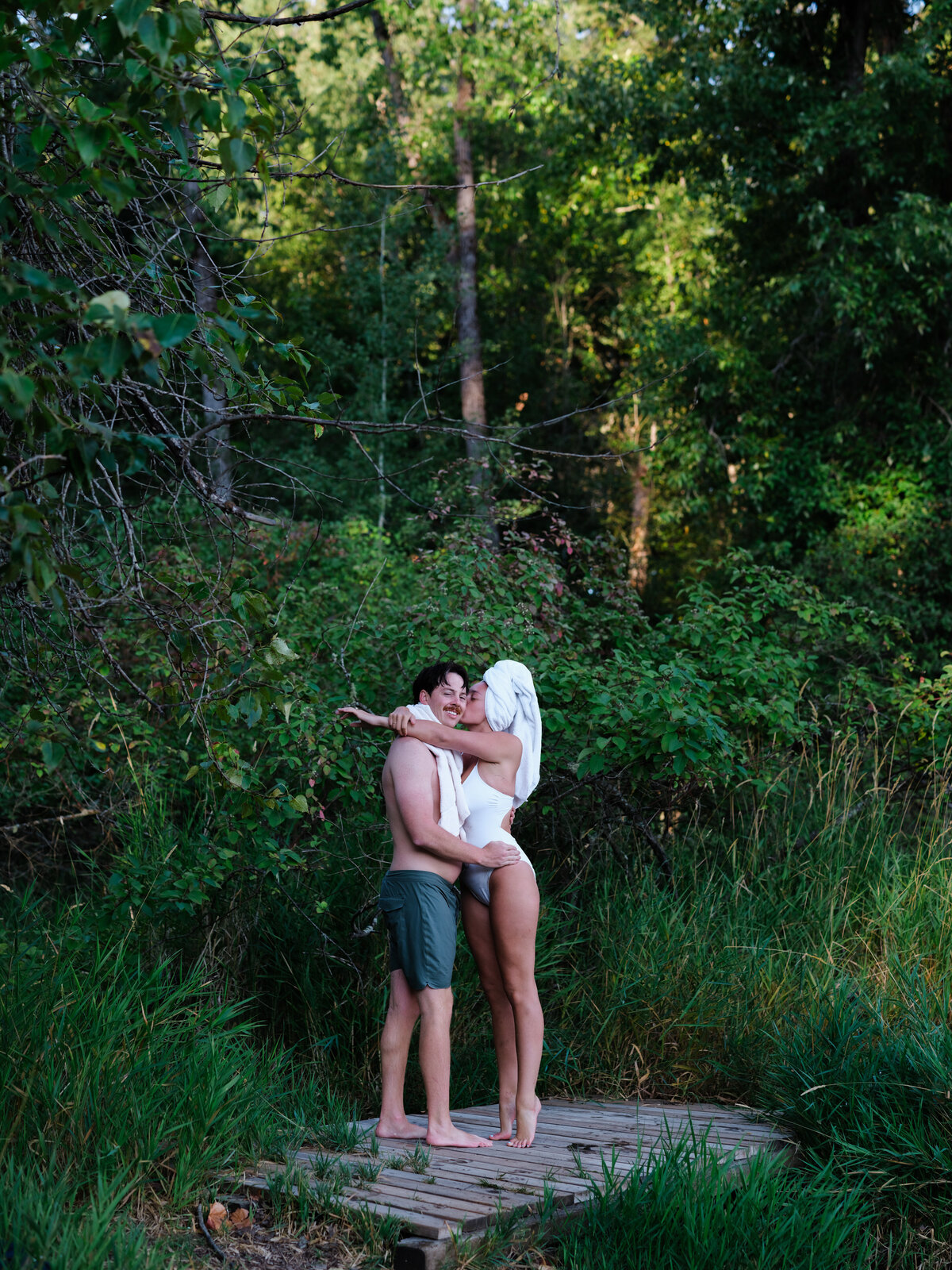 couple kissing on the edge of a lake in Idaho