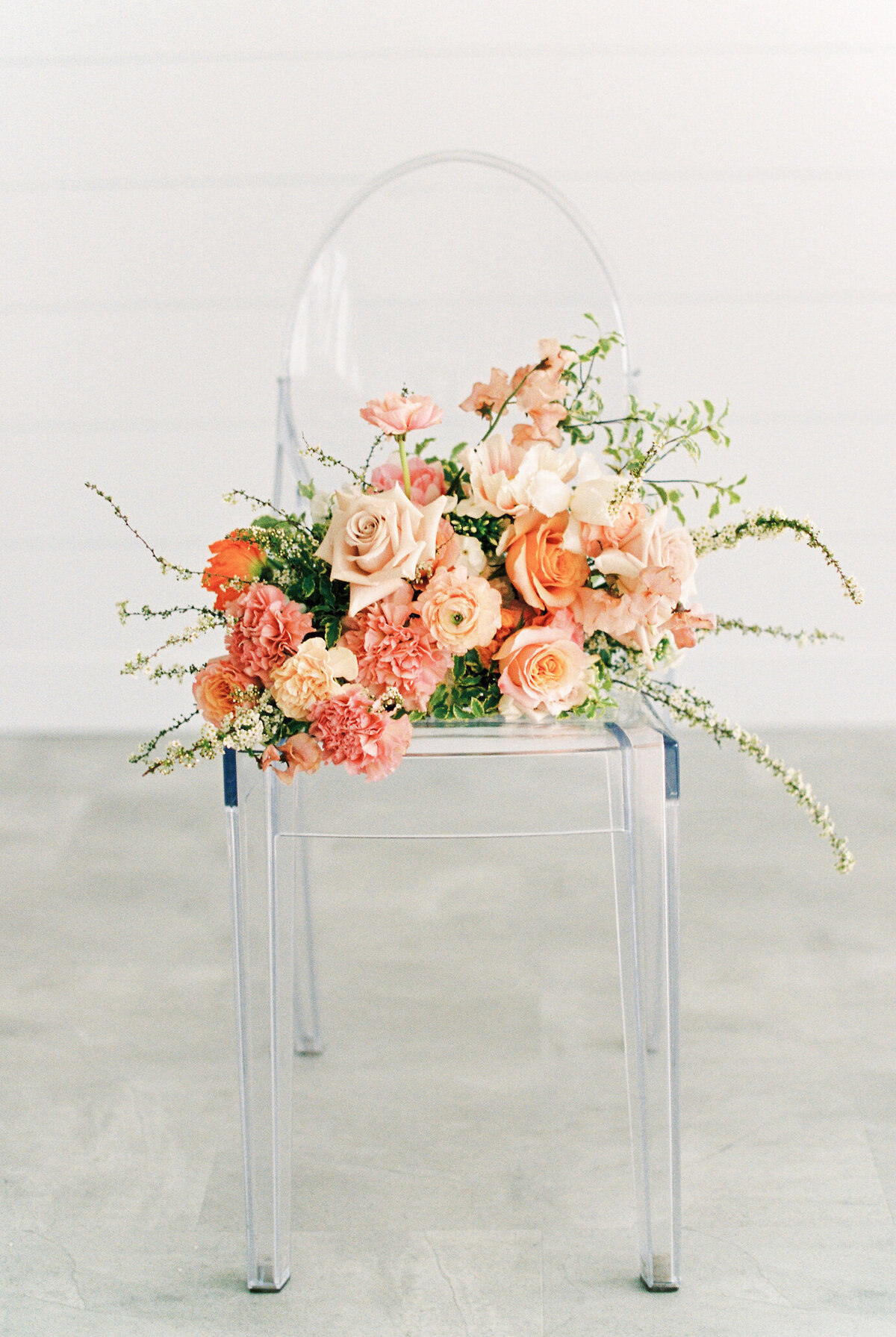 floral-and-field-design-bespoke-wedding-floral-styling-calgary-alberta-peach-kiss-editorial-details-34