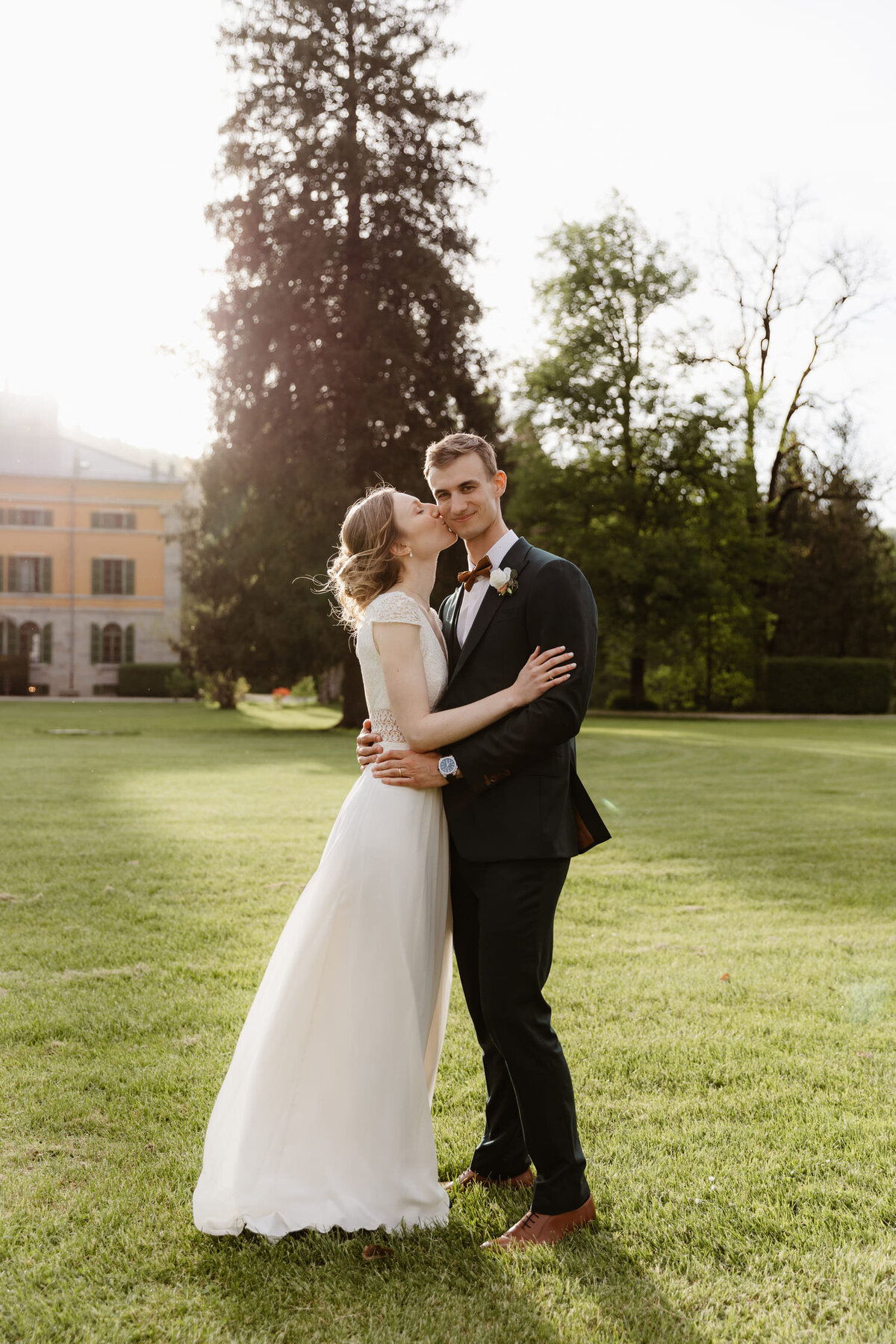 Elodie-et-Ludvik-mariage-couple-exterieur-parc-chateau4