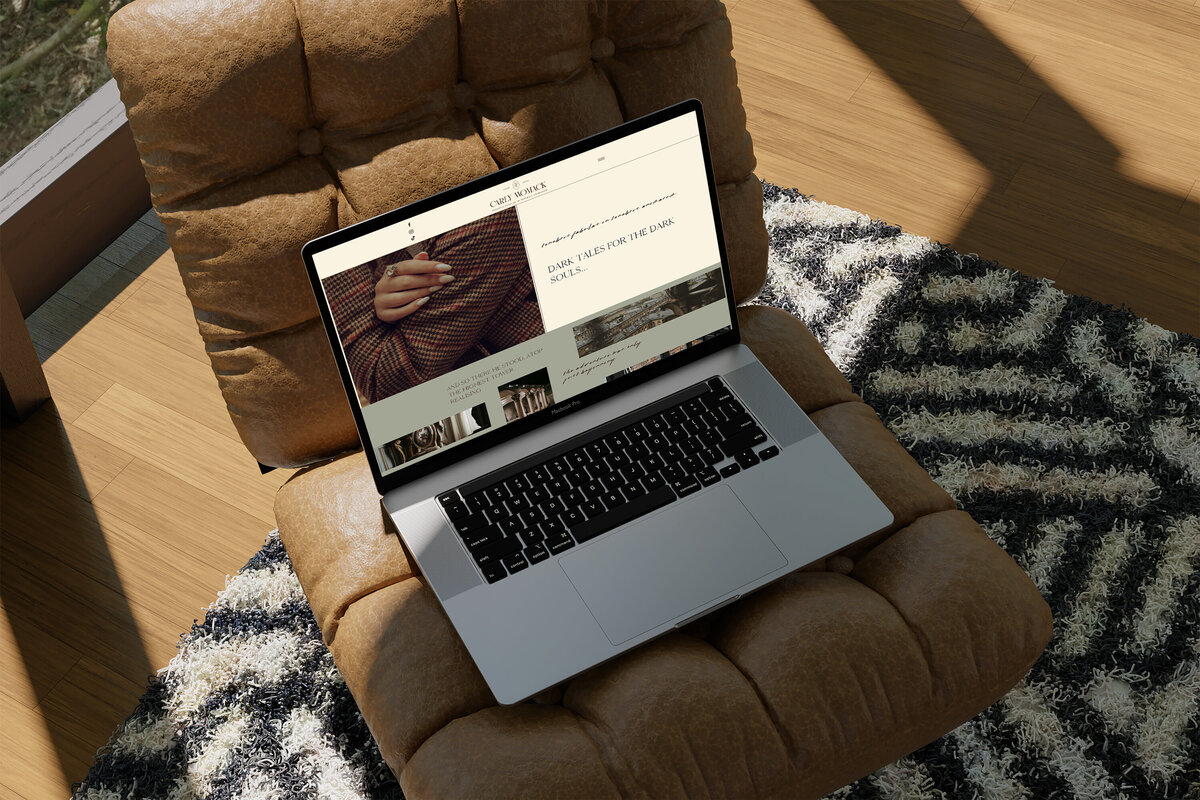 laptop-mockup-carly