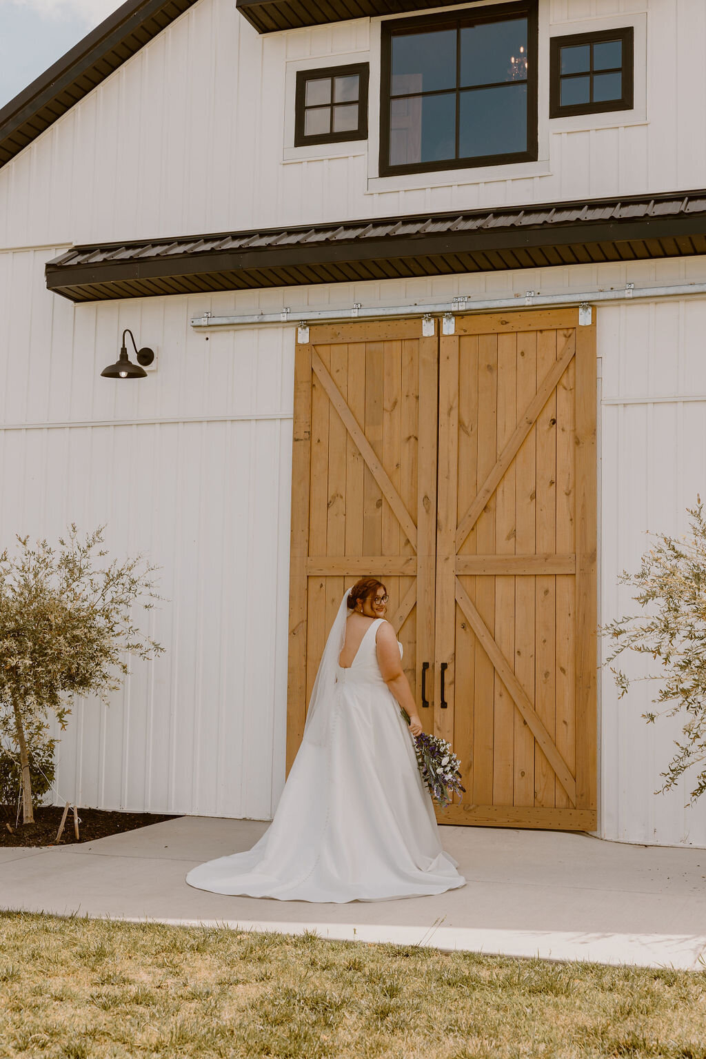 the well at cherry well farm, winchester ky photographer, bride in front of barn doors.
